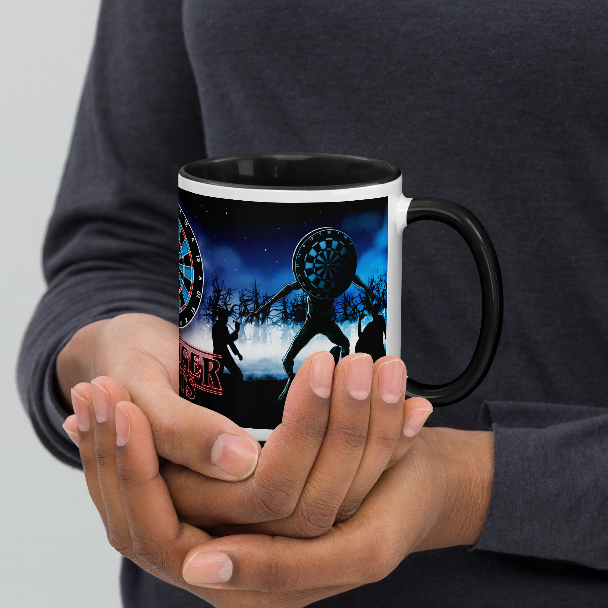 Dart Tasse – Stranger Darts Motiv Tasse für mutige Board-Jäger