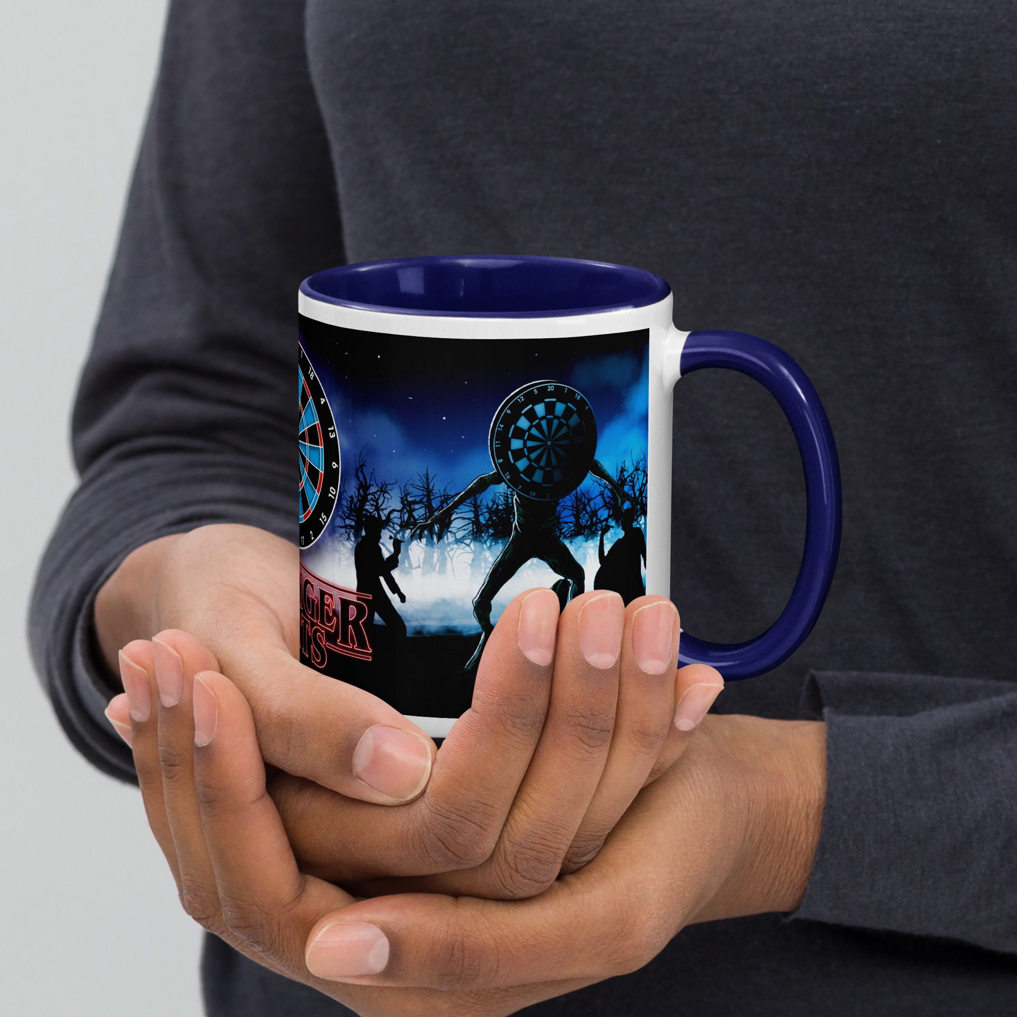 Dart Tasse – Stranger Darts Motiv Tasse für mutige Board-Jäger – Bild 2